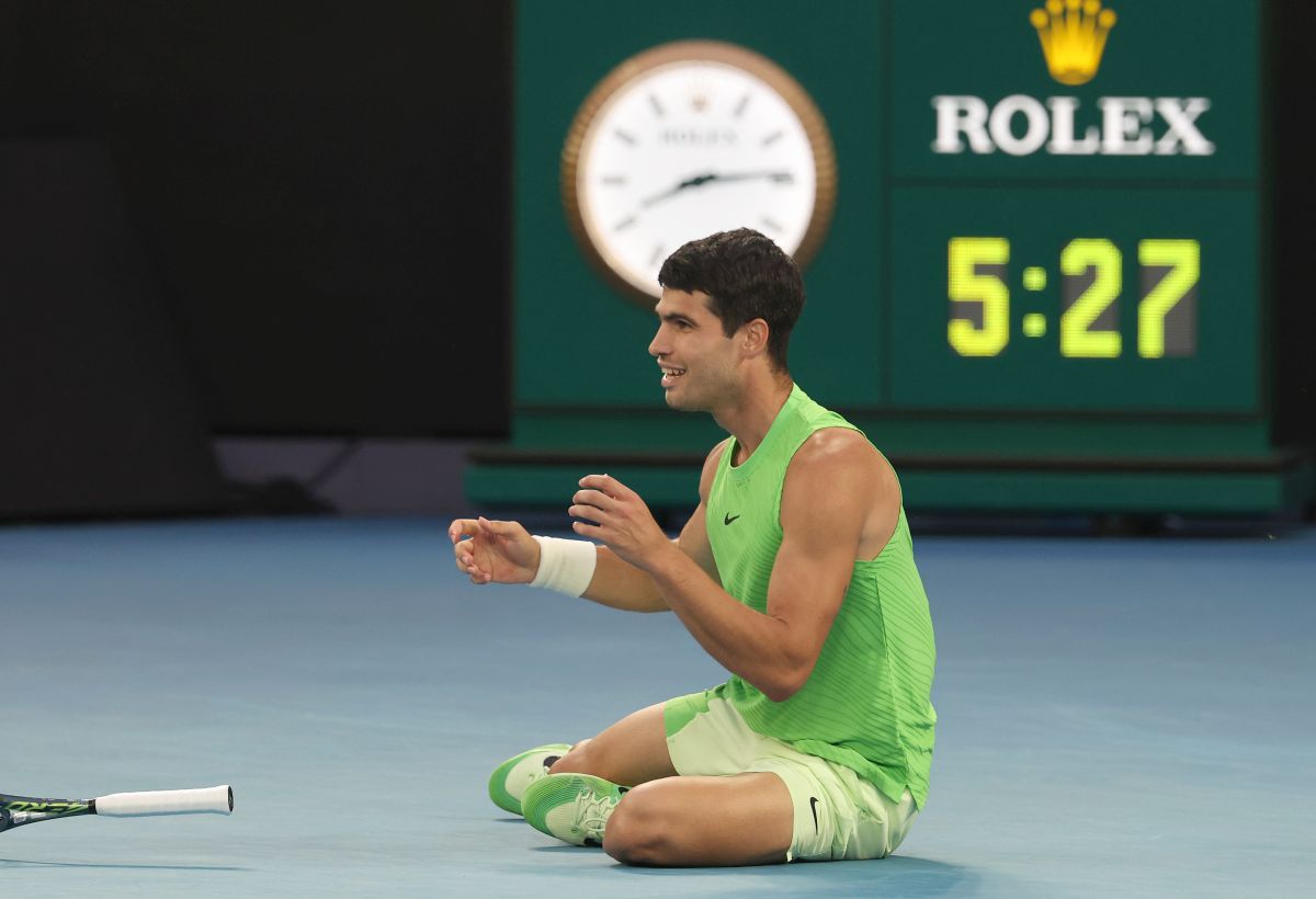 Carlos Alcaraz, victorios în cea mai lungă semifinală din istoria Australian Open Carlos Alcaraz, numărul 1 mondial la doar 22 de ani, a realizat o performanță remarcabilă în semifinale, învingându-l pe germanul Alexander Zverev după o confruntare epică de 5 ore și 27 de minute, cu scorul de 6-4, 7-6 (5), 6-7 (3), 6-7 (4), 7-5