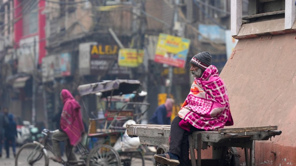 Alertă galbenă pentru Delhi-NCR: Ce impact are ceața densă Un nivel de alertă galbenă a fost emis pentru regiunea Delhi-NCR, în urma condițiilor meteorologice care prevăd ceață densă ce va afecta vizibilitatea în dimineața zilei de sâmbătă