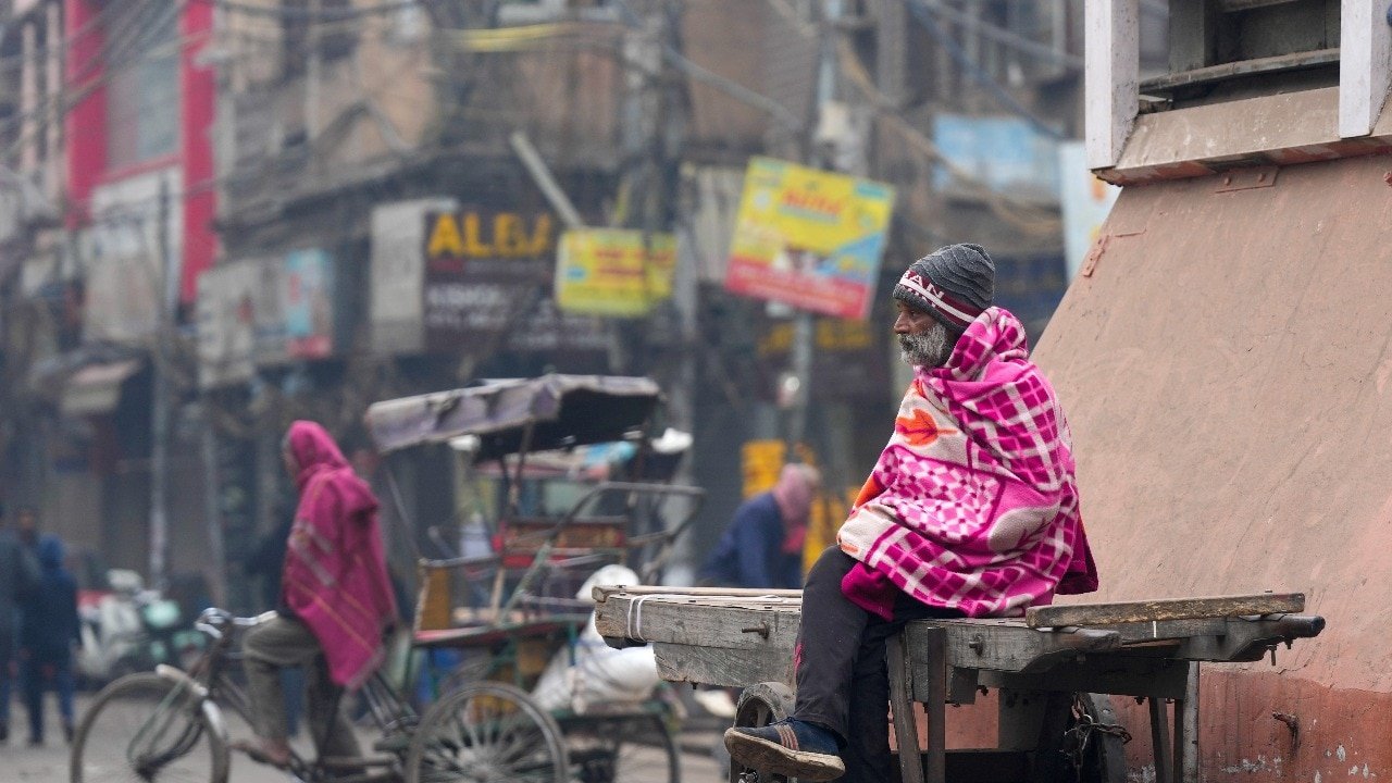 Alertă galbenă pentru Delhi-NCR: Ce impact are ceața densă Un nivel de alertă galbenă a fost emis pentru regiunea Delhi-NCR, în urma condițiilor meteorologice care prevăd ceață densă ce va afecta vizibilitatea în dimineața zilei de sâmbătă