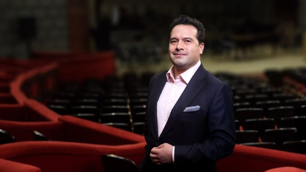 Filarmonica George Enescu a anunțat recent numirea dirijorului american Robert Treviño în funcția de dirijor principal, începând cu Stagiunea 2026-2027