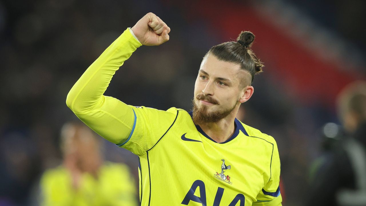 Decizia surprinzătoare în cazul lui Radu Drăgușin Radu Drăgușin a fost lăsat pe banca de rezerve în meciul dintre Tottenham și Sunderland, un moment neașteptat pentru fundașul român care a revenit recent după o accidentare
