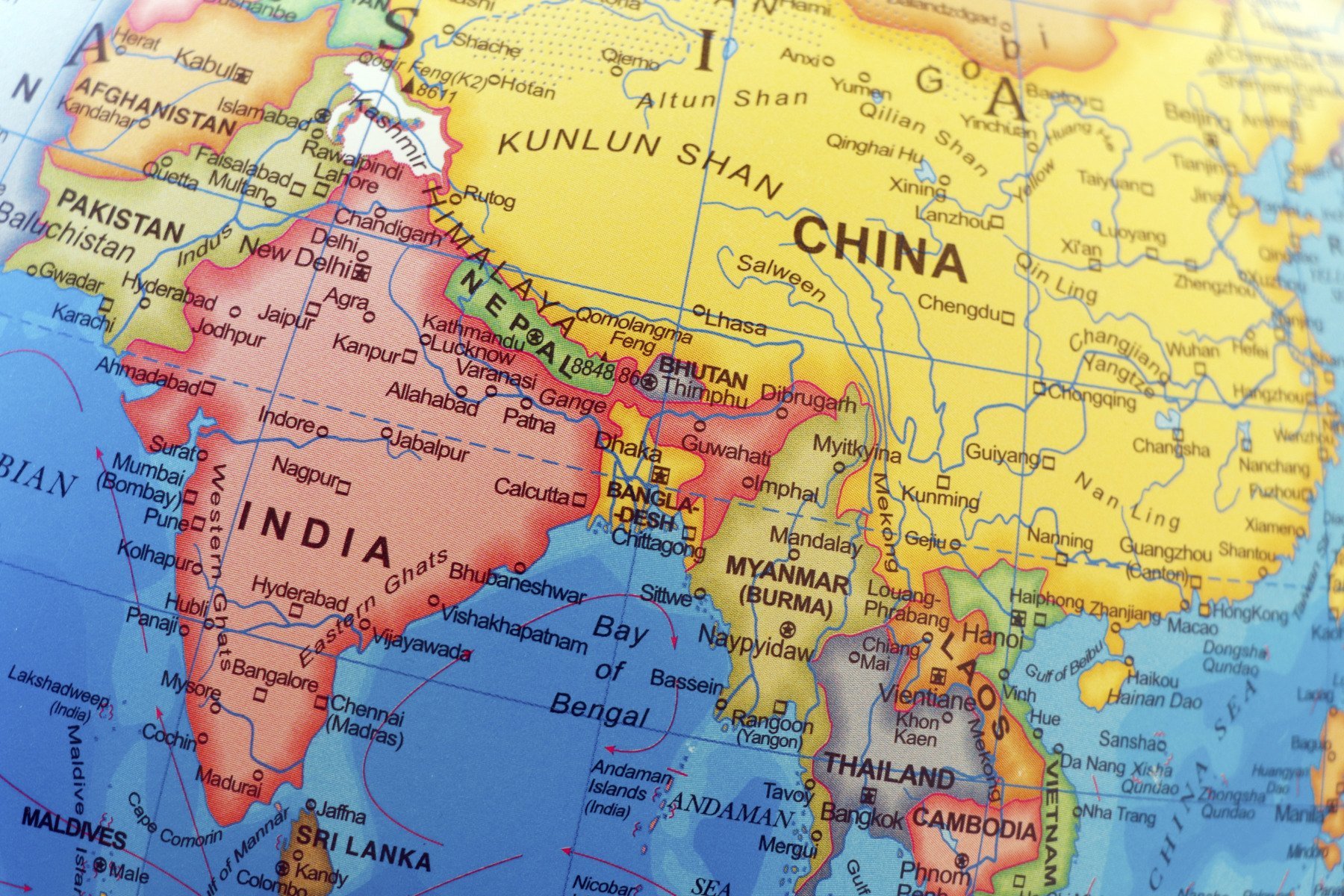 Germania și India caută aliați mai apropiați în domeniul securității pentru a reduce dependența de Rusia Într-o mișcare menită să întărească parteneriatul strategic dintre cele două națiuni, cancelarul german Friedrich Merz a subliniat, în timpul vizitei sale la Ahmedabad, că Berlinul își propune să coopereze mai strâns cu India în domeniul securității
