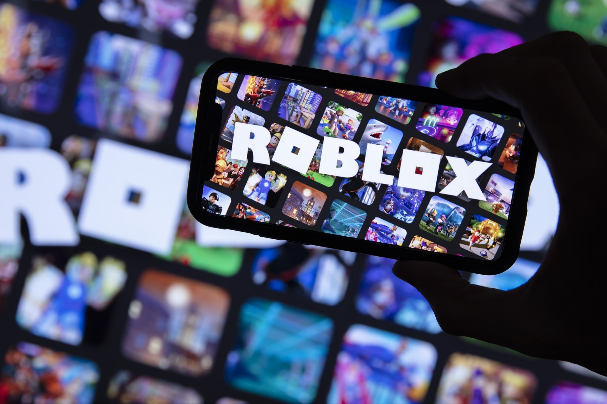 Roblox impune verificarea obligatorie a vârstei pentru toți utilizatorii global, în efortul de a spori siguranța copiilor Platforma de gaming Roblox a anunțat recent o măsură radicală menită să protejeze utilizatorii tineri, introducând verificarea facială obligatorie pentru toți cei care doresc să utilizeze funcțiile de chat