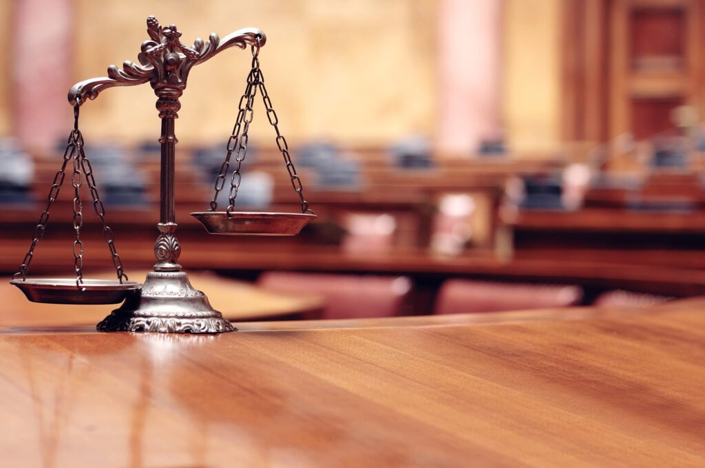 Rezultate alarmante despre încrederea românilor în sistemul judiciar: peste 70% nu au încredere sau au foarte puțină în justiție Într-un context în care încrederea în instituțiile statului reprezintă un indicator esențial al stabilității și funcționalității democrației, ultimele sondaje de opinie relevă o situație îngrijorătoare privind percepția populației asupra sistemului judiciar din România