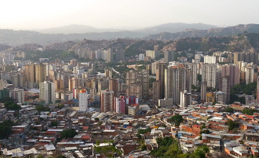 România anunță eliberarea unui cetățean încarcerat în Venezuela după mai bine de un an de detenție Ministerul Afacerilor Externe a confirmat, vineri, eliberarea unui cetățean român aflat în detenție în Venezuela de peste un an, o veste care aduce un suflu de speranță pentru familiile celor dragi și pentru comunitatea românească din regiune