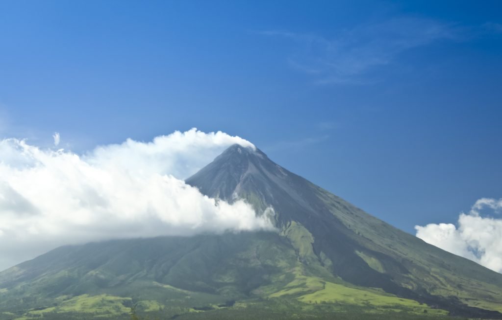 Autoritățile din Filipine au ridicat marți nivelul de alertă pentru vulcanul Mayon, considerat unul dintre cei mai activi și periculoși munți din țară, avertizând populația asupra posibilității unei eruptii violente în următoarele zile sau săptămâni