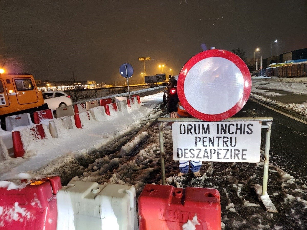 Traficul rutier pe DN 67C, unul dintre cele mai importante drumuri din zona montană a Olteniei, este blocat complet în aceste zile, din cauza unui cumul de factori care îngreunează drastic circulația