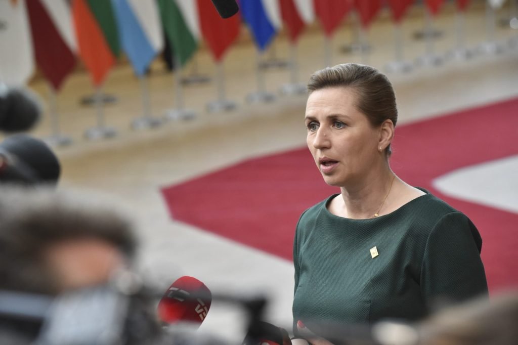 Prim-ministrul danez respinge ferm încercarea accentuată a președintelui Trump de a prelua Groenlanda Prim-ministrul Danemarcei, Mette Frederiksen, a făcut declarații clare și ferme privind intențiile controversate ale președintelui american Donald Trump de a achiziționa Groenlanda, teritoriu administrat de Danemarca