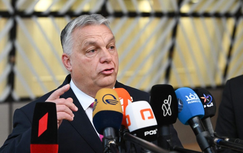 Viktor Orbán reafirmă angajamentul Ungariei față de UE și NATO, respinge ieșirea din Uniune Premierul ungar Viktor Orbán a făcut clar, într-un interviu recent, că țara sa nu are intenția de a părăsi Uniunea Europeană, subliniind că o astfel de decizie nu ar fi „rațională” pentru Ungaria din cauza dimensiunii și complexității sale economice și geopolitice