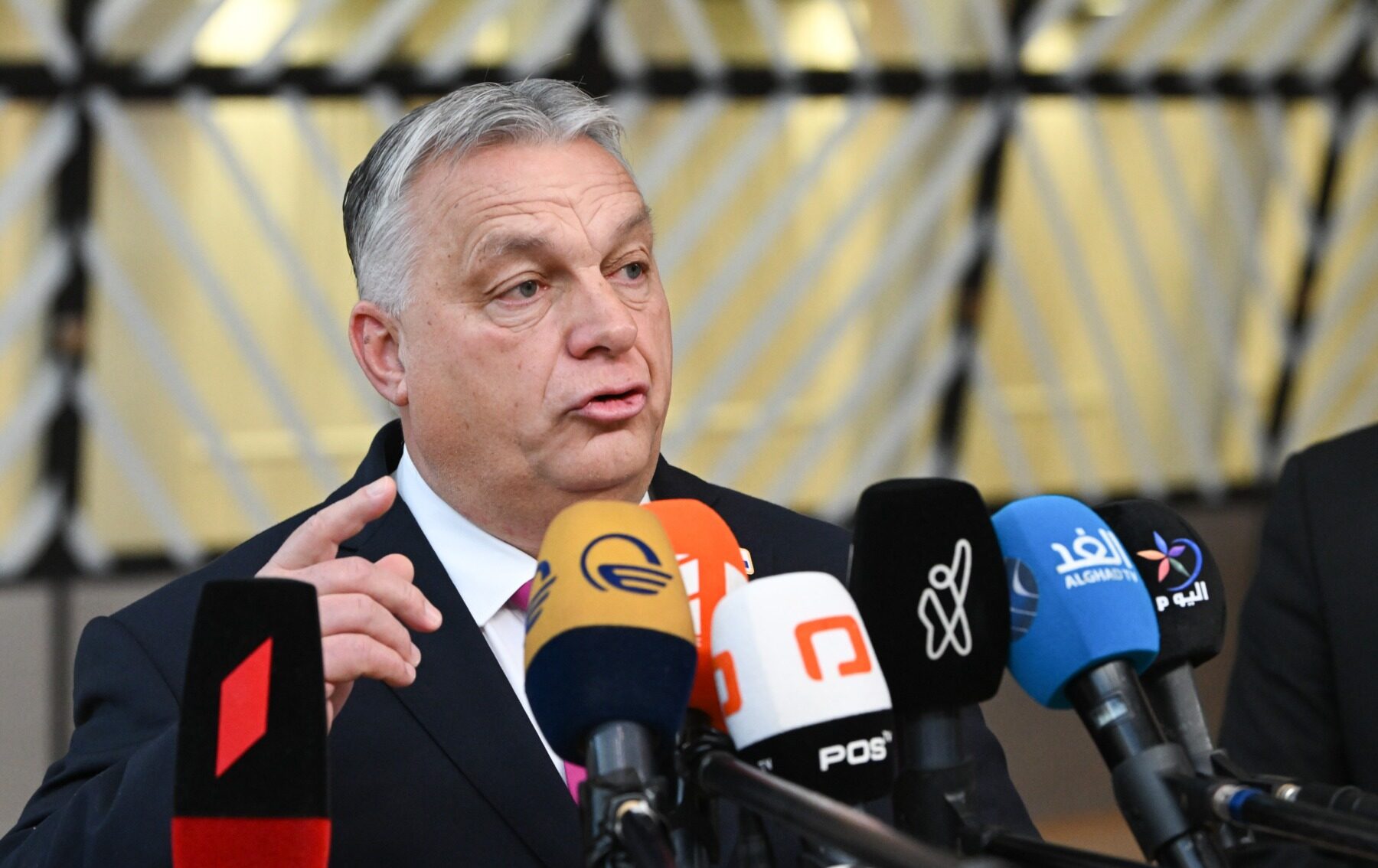 Viktor Orbán reafirmă angajamentul Ungariei față de UE și NATO, respinge ieșirea din Uniune Premierul ungar Viktor Orbán a făcut clar, într-un interviu recent, că țara sa nu are intenția de a părăsi Uniunea Europeană, subliniind că o astfel de decizie nu ar fi „rațională” pentru Ungaria din cauza dimensiunii și complexității sale economice și geopolitice