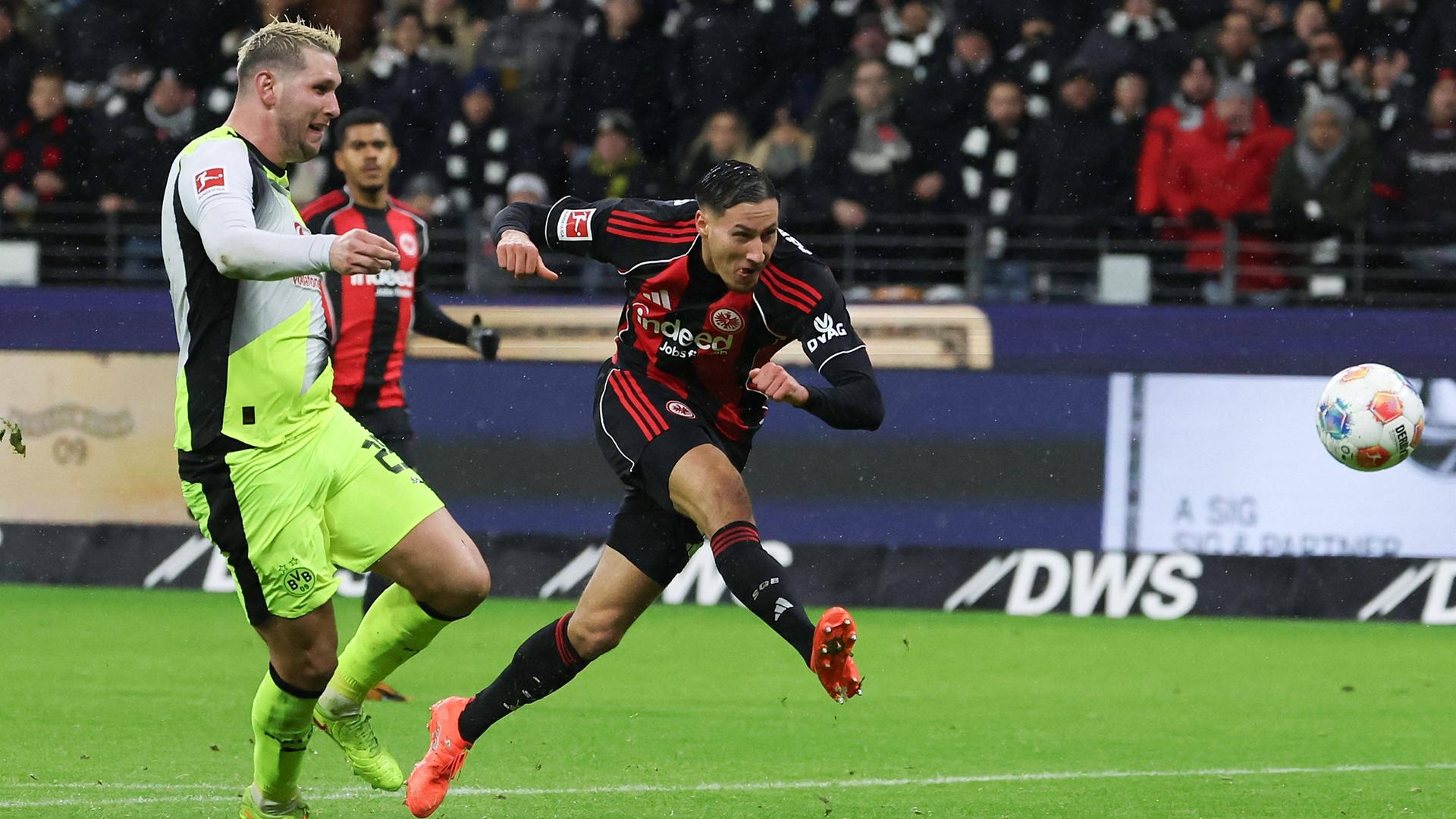 Eintracht Frankfurt și Borussia Dortmund termină la egalitate, într-o partidă plină de suspans și emoție Eintracht Frankfurt a început anul cu un rezultat spectaculos, remizând 3-3 cu Borussia Dortmund, într-un meci care s-a desfășurat sub lumina fluorescențelor de pe stadionul Deutsche Bank Park