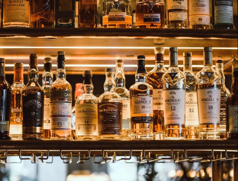 Șapte milioane de sticle de băuturi alcoolice au dispărut din piața fiscalizată după majorarea accizelor, afirmă patronatele din industrie