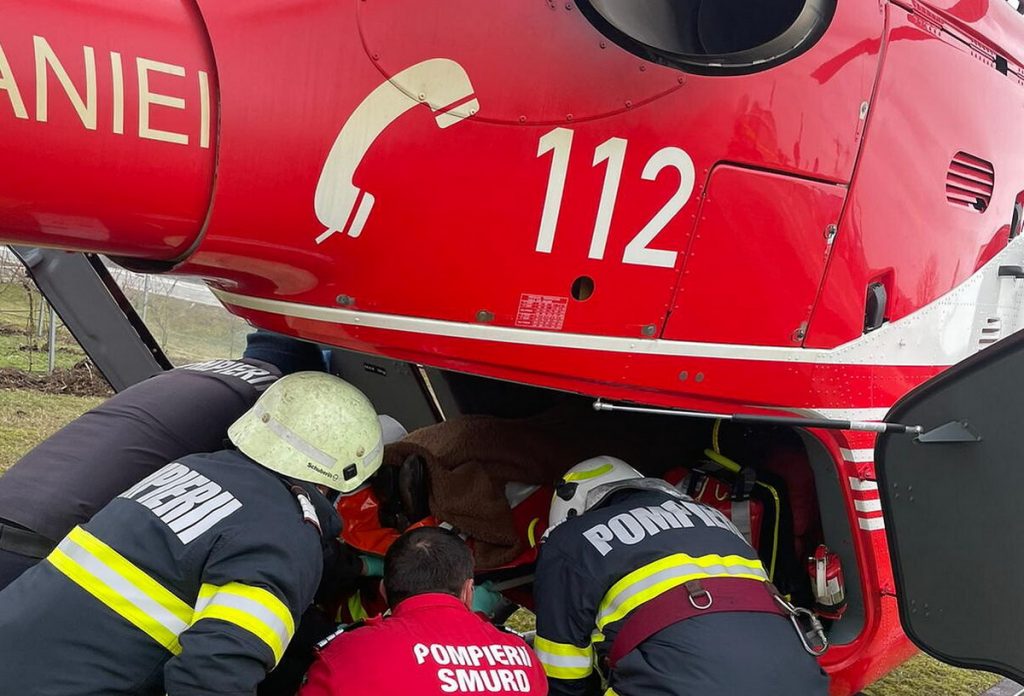 Accident tragic în județul Brașov: o mașină plină cu copiii s-a răsturnat, provocând o pierdere de vieți O dimineață tragică pentru comunitatea din Poiana Mărului, județul Brașov, după ce un accident rutier grav a încheiat viața unei adolescente de 14 ani și a antagonizat unii dintre cei mai tineri pasageri ai unui autovehicul
