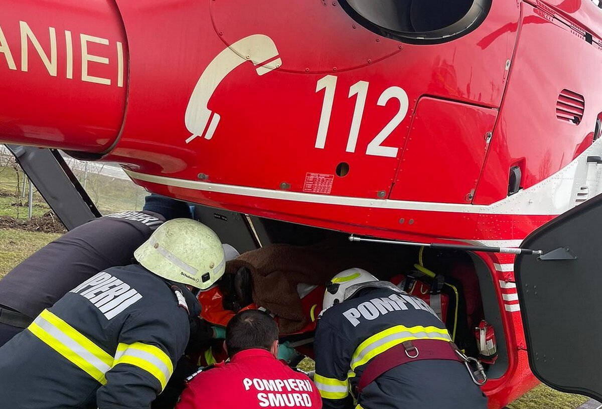 Accident tragic în județul Brașov: o mașină plină cu copiii s-a răsturnat, provocând o pierdere de vieți O dimineață tragică pentru comunitatea din Poiana Mărului, județul Brașov, după ce un accident rutier grav a încheiat viața unei adolescente de 14 ani și a antagonizat unii dintre cei mai tineri pasageri ai unui autovehicul