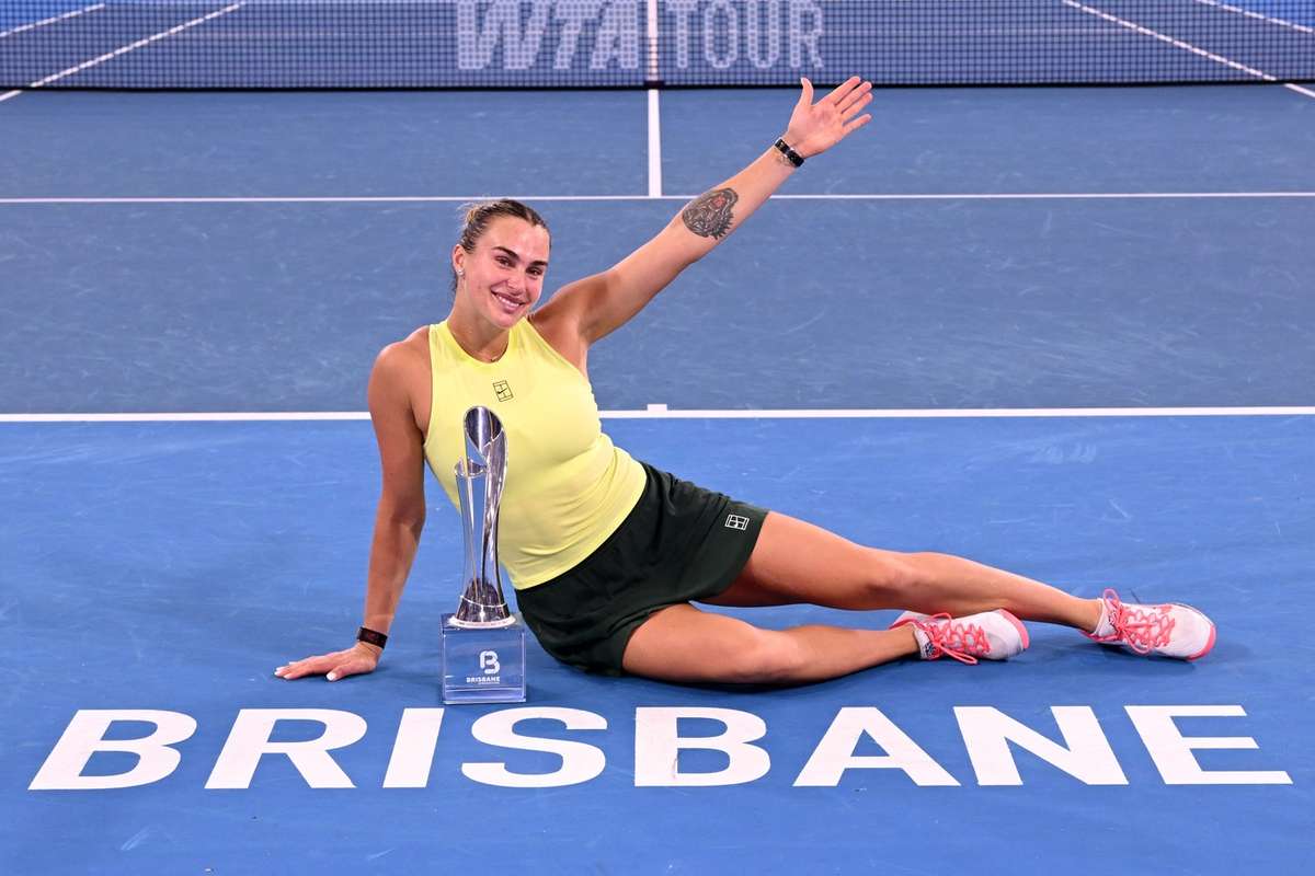 Aryna Sabalenka își apără titlul la Brisbane și trimite un semnal către adversare Aryna Sabalenka a început sezonul 2026 în forță, învingând-o pe Marta Kostyuk cu 6-4, 6-3 în finala turneului de la Brisbane, reușind astfel să-și apere titlul