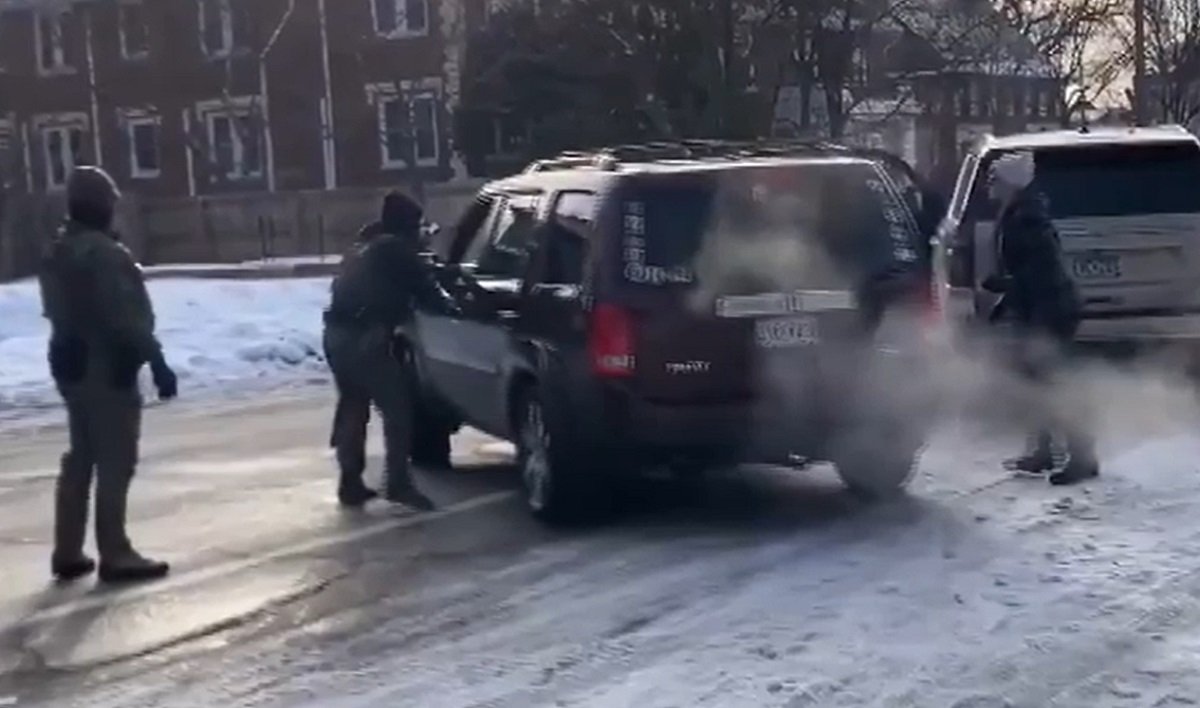 Minneapolis și Minnesota acționează în instanță împotriva administrației Trump pentru operațiunile ICE Orașul Minneapolis și statul Minnesota au depus, luni seară, o acțiune în justiție împotriva administrației președintelui Donald Trump, ca reacție la raidurile masive ale Serviciului federal pentru imigrație și controleul frontierelor (ICE) desfășurate în ultimele săptămâni în nordul Statelor Unite