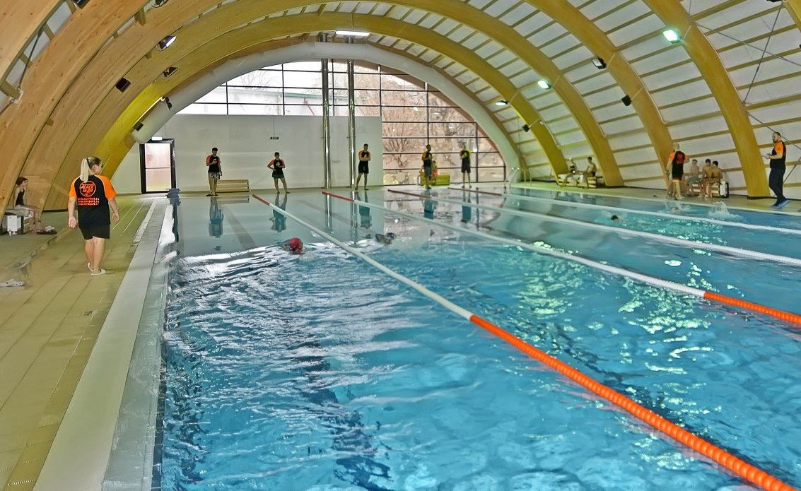 Modificări în modul de plată pentru cursurile de înot ale școlilor din Sectorul 1 al Bucureștiului Primăria Sectorului 1 a anunțat recent schimbări importante în modalitatea de plată pentru abonamentele la cursurile de înot organizate în cadrul școlilor „Sfântul Nicolae” și nr