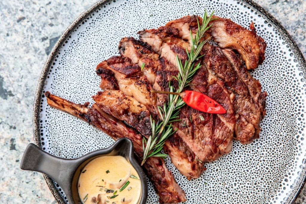 Consumul de carne, o posibilă cheie a longevității? Studiile recente aduc în prim-plan această ipoteză, dar experții avertizează că legătura nu este atât de simplă precum pare