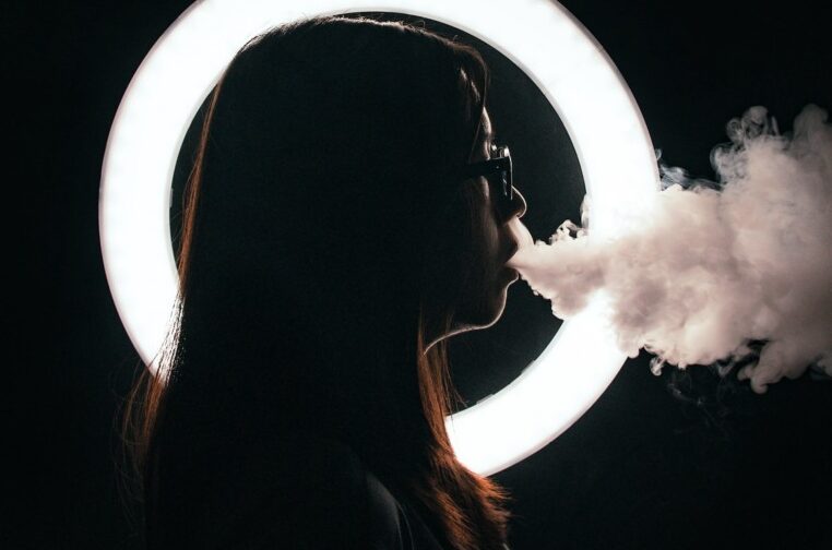 fumat-electronic-vapare-vapat-tigari-electronice-vaping-e1687675842115.jpeg - JurnalUrban