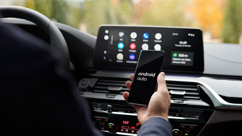 Android Auto, sistemul de conectivitate care transformă modul în care interacționăm cu mașina, are un secret bine ascuns, ce poate aduce o reală beneficie utilizatorilor: o scurtătură programabilă, capabilă să execute comenzi complexe cu o singură apăsare