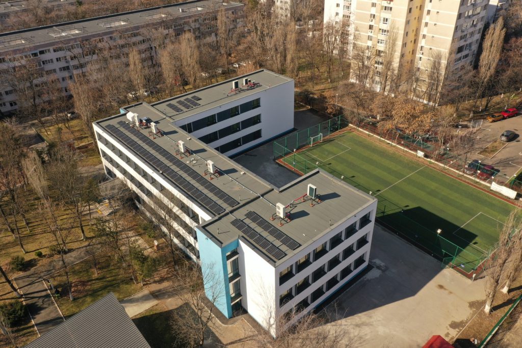 Primăria Sectorului 6 a făcut un pas important spre modernizarea facilităților educaționale din zonă, atribuind cu doar câteva ore înainte de sfârșitul anului un contract de peste 160.000 de euro pentru echipamente de producție film și multimedia destinate Colegiului Tehnic „Gheorghe Asachi”