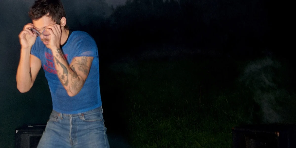 harrystyles-kissallthetime-crop.jpg.webp.webp - JurnalUrban