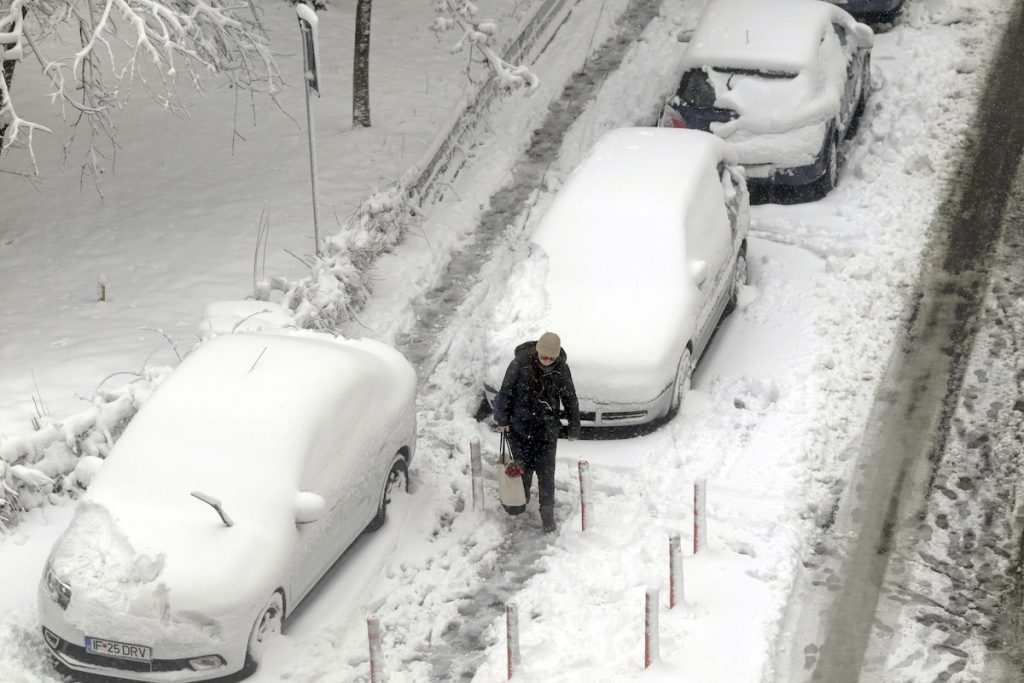 Aerul din București respiră din greu în această dimineață, iar nivelurile de poluare au ajuns la cote alarmante în numeroase zone ale capitalei, atrăgând atenția autorităților și a locuitorilor asupra problemelor de sănătate publică cauzate de calitatea aerului