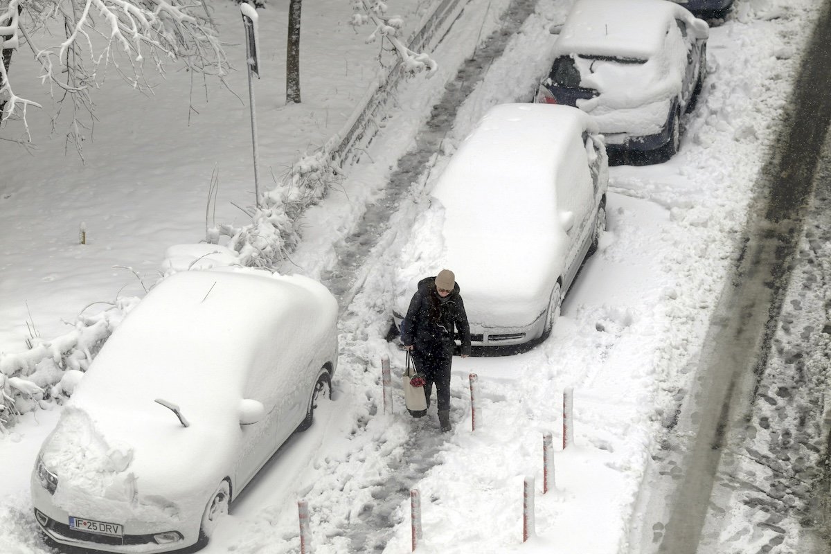 Aerul din București respiră din greu în această dimineață, iar nivelurile de poluare au ajuns la cote alarmante în numeroase zone ale capitalei, atrăgând atenția autorităților și a locuitorilor asupra problemelor de sănătate publică cauzate de calitatea aerului