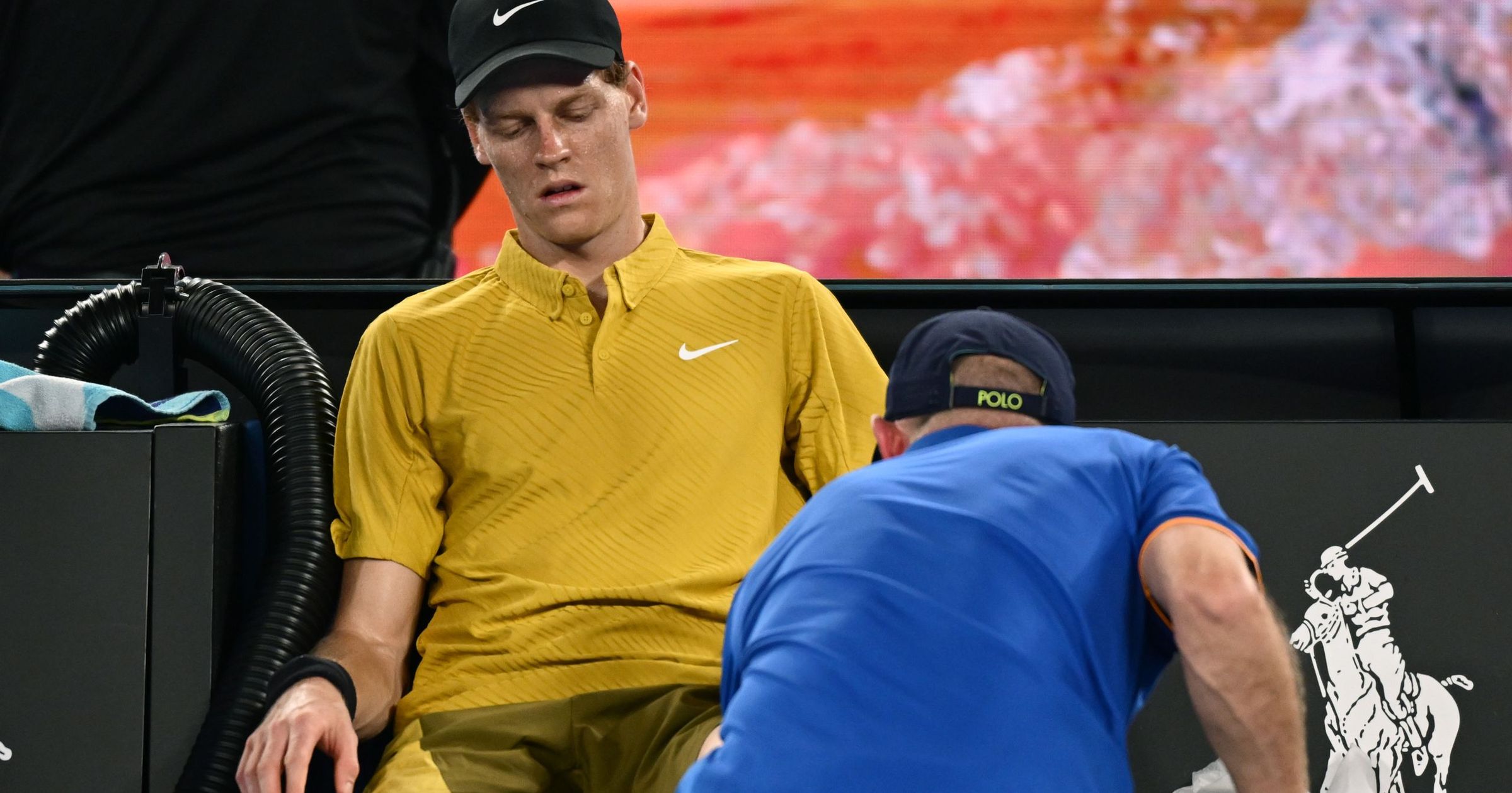 Australian Open 2026: Jannik Sinner, pe muchie de cuțit în fața lui Eliot Spizzirri Jannik Sinner a reușit să se califice în turul al patrulea la Australian Open 2026, după o partidă dramatică cu americanul Eliot Spizzirri