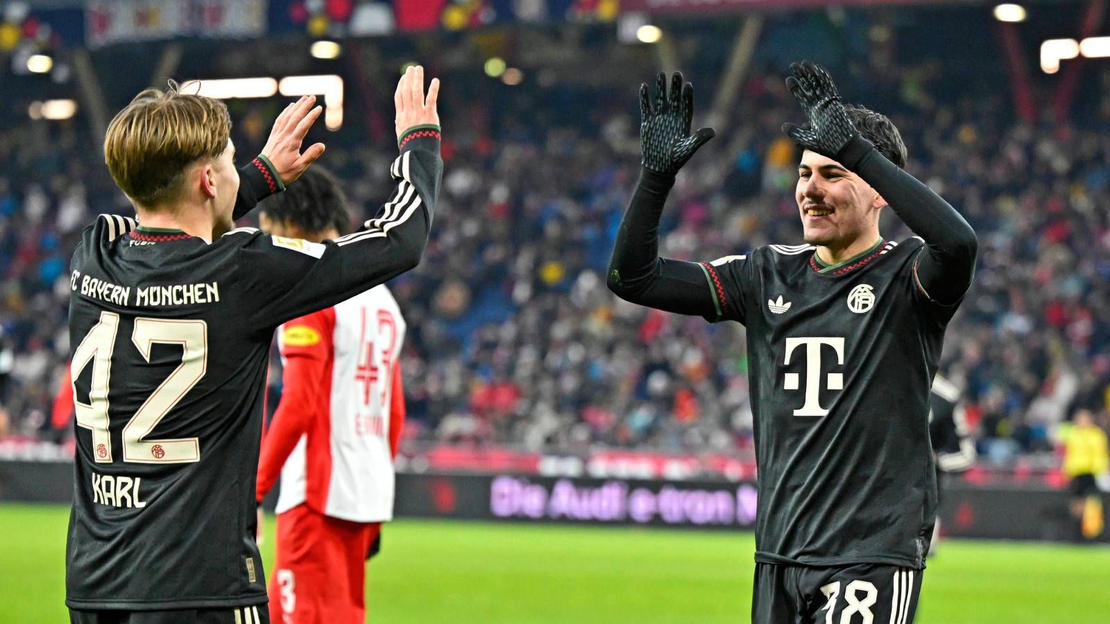 FC Bayern, victorie convingătoare în fața lui RB Salzburg: 5-0 după o primă repriză timidă FC Bayern München a reușit o victorie clară împotriva echipei austriece RB Salzburg, câștigând cu 5-0 într-un test de pregătire desfășurat pe terenul propriu