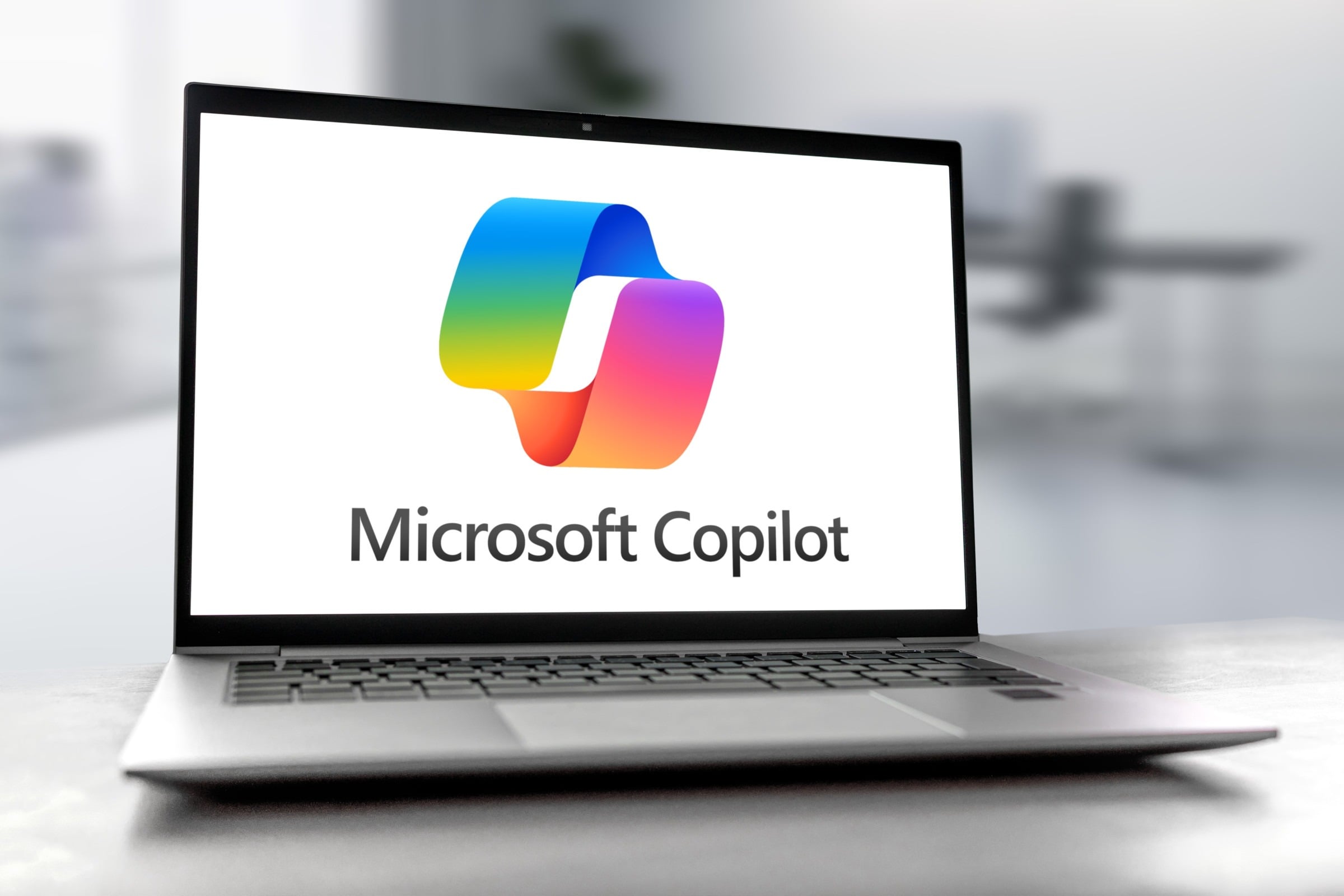 Un nou tip de atac cibernetic, numit „Reprompt”, a ieșit recent în evidență prin potențialul său de a compromite sesiunea asistentei virtuale Microsoft Copilot