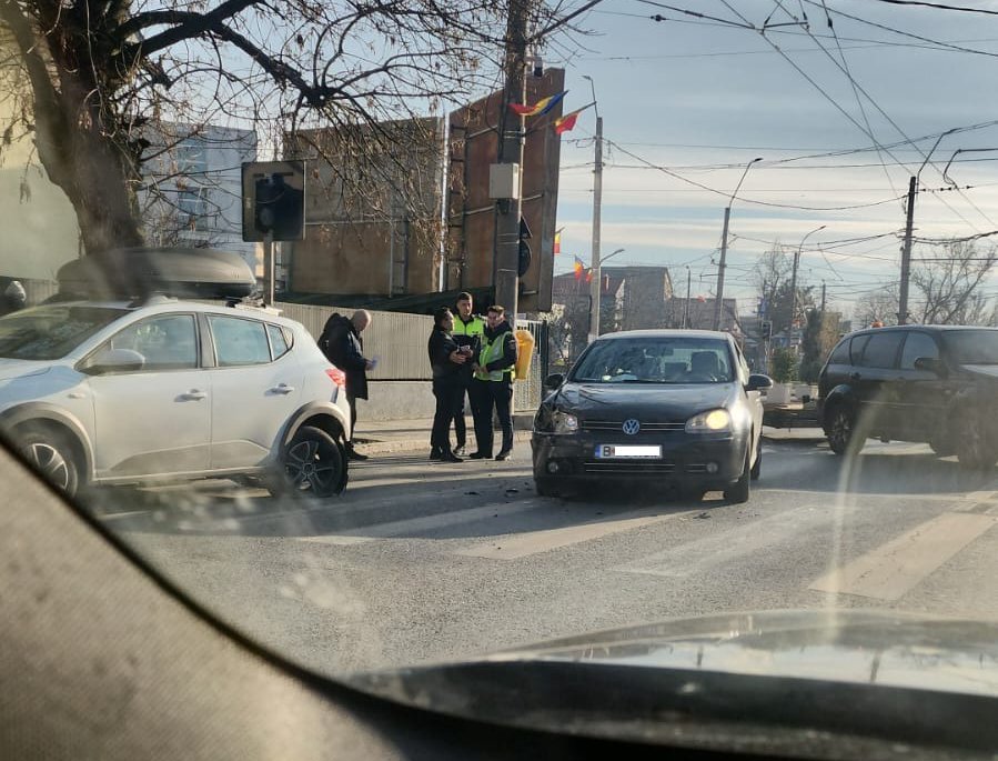 Intersecția de la Barieră din București, cunoscută de localnici și şoferi drept „intersecția de la barieră”, rămâne un nod rutier problematic, chiar dacă în anii trecuți s-au făcut mai multe încercări de a-i crește siguranța