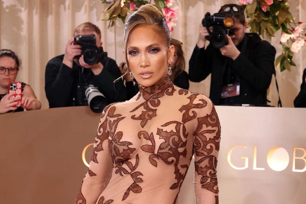 Jennifer Lopez, abs sculptate la vedere în rochia transparență la Globurile de Aur 2026