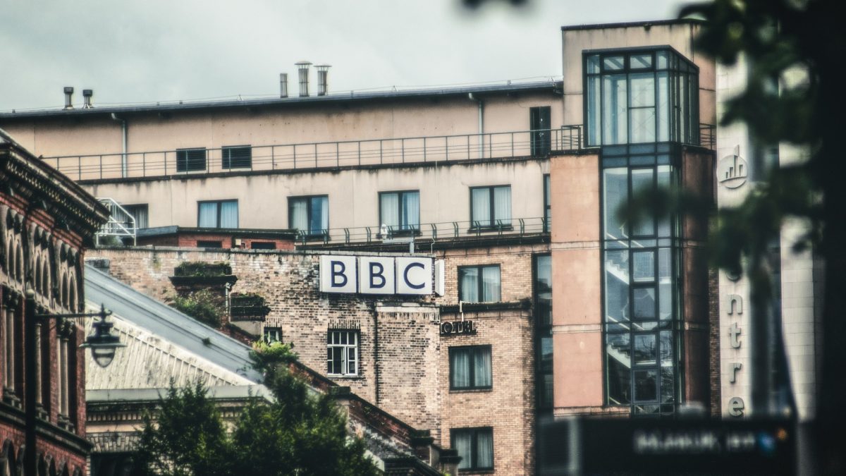 BBC, acuzată de controversate practici jurnalistice în Israel: familia Horenstein primește despăgubiri de 28.000 de lire sterline Un nou incident tensionat implică BBC și modul în care instituția de presă britanică intervine în zone de conflict, ridicând semne de întrebare despre limitele jurnalismului în condiții delicate de război