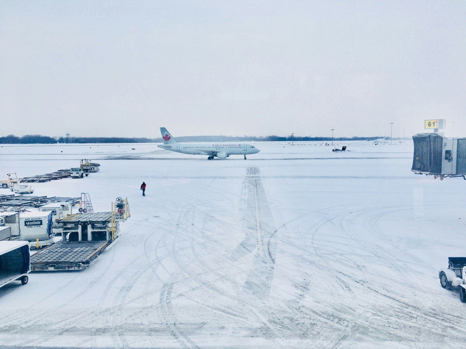 Așteptarea unei dimineți agitate pentru pasagerii și operatorii aerieni din Paris devine realitate, odată cu prognoza severă de ninsori care afectează planurile aeroporturilor principale ale capitalei Franței