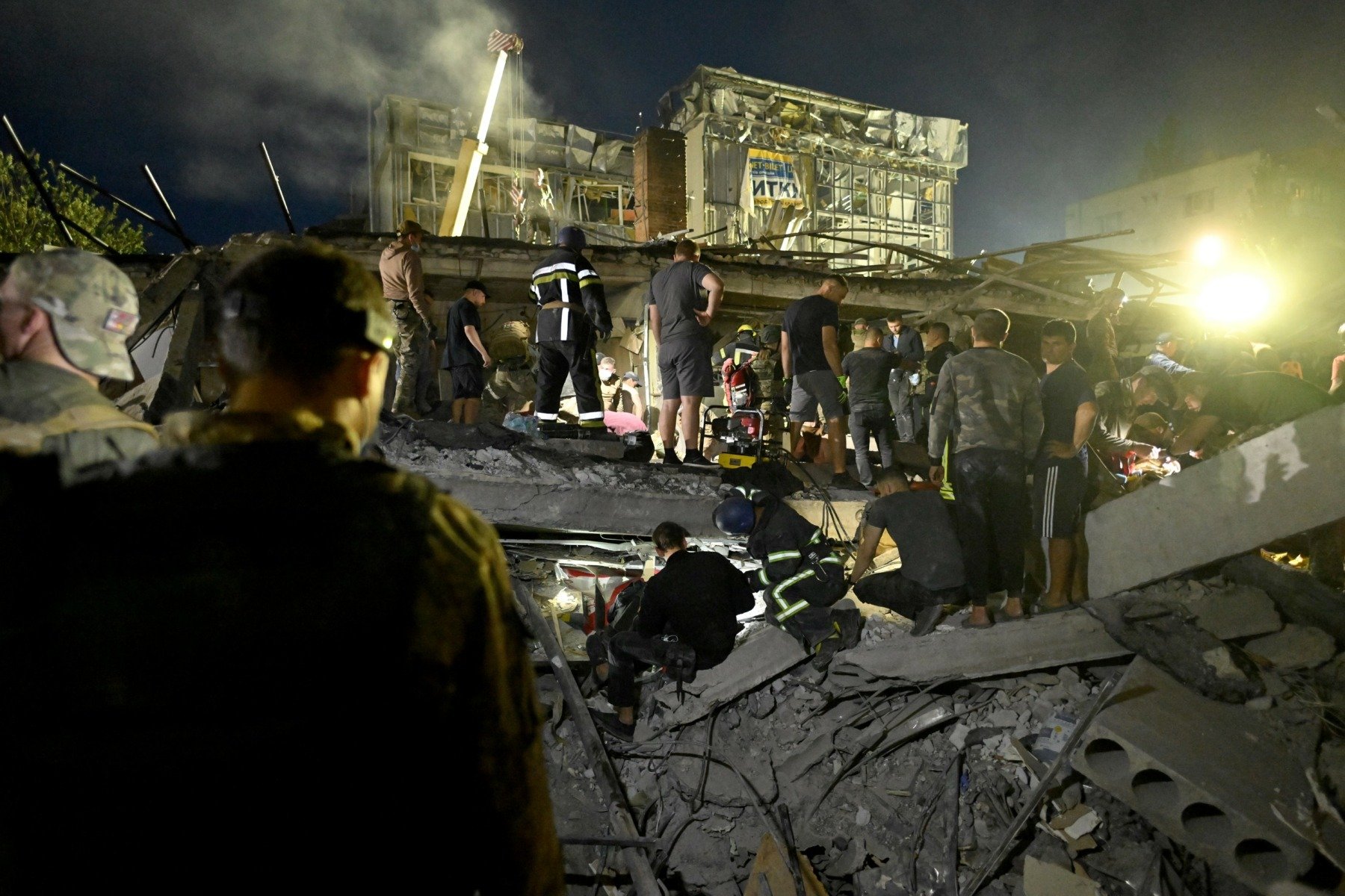 Uniunea de alarmă în Ucraina: peste 2.000 de alerte false cu bombă într-o singură zi O zi tensionată pentru autoritățile ucrainene, după ce poliția din Ucraina a raportat primirea unui număr record de peste 2.000 de alerte cu bombă