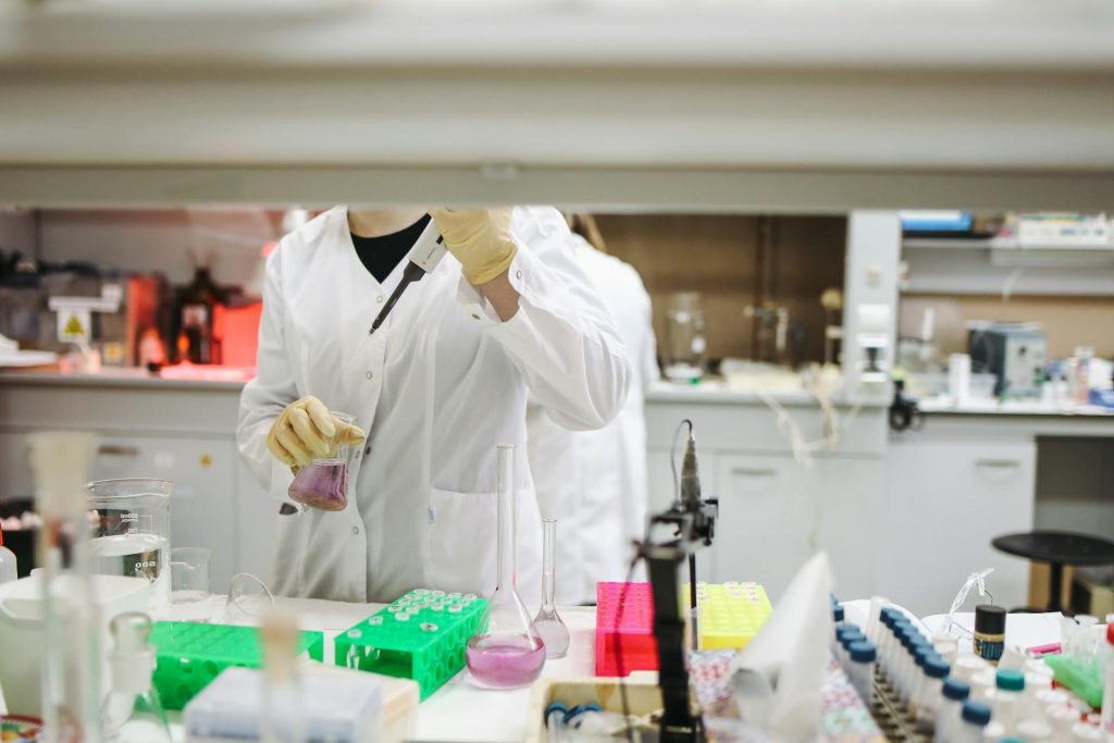 Un progres semnificativ în lupta contra cancerului: un medicament experimental maghiar promite revoluție în tratament Cercetătorii din Ungaria anunță avansuri importante în dezvoltarea unui nou medicament anticancer, LiPyDau, care ar putea schimba fundamental modul în care sunt tratate formele de cancer considerate deosebit de dificil de abordat