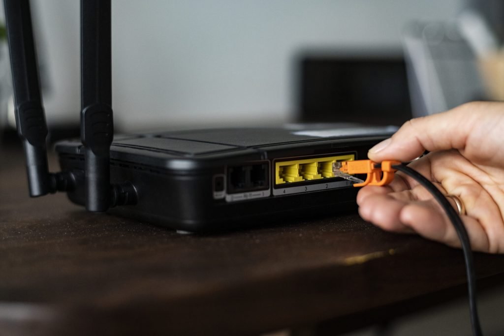 Multe gospodării se confruntă cu probleme de conexiune la internet, însă cauza principală nu stă întotdeauna în serviciul de la provider sau în echipamentele companiilor de telecomunicații