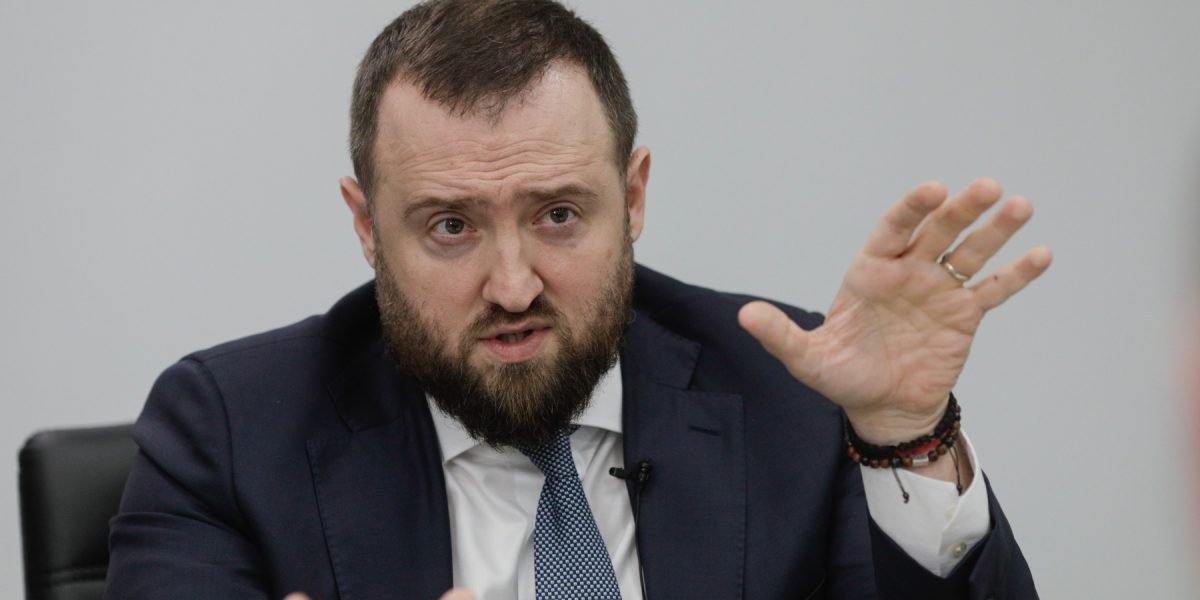 marius-voineag-expresie-cu-mainile.jpg - JurnalUrban