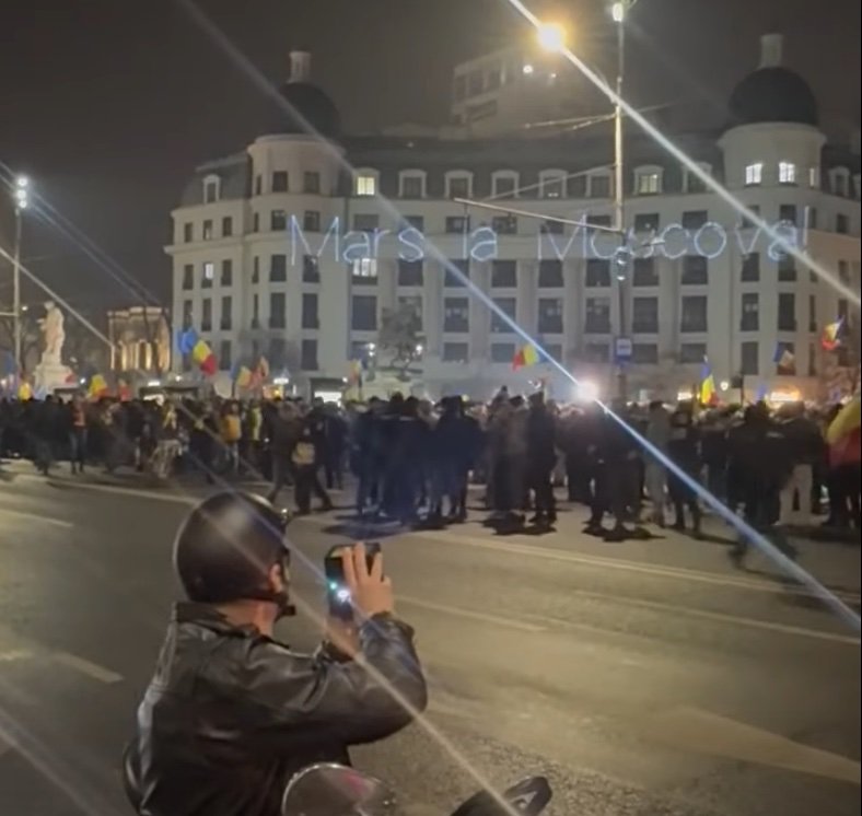 Mesajul “Marș la Moscova” jaillit din Piața Universității, într-un climat de tensiune politică Joi seara, inima capitalei a fost martoră la un eveniment care a reamintit tensiunile și polarizarea tot mai evidente din societatea românească