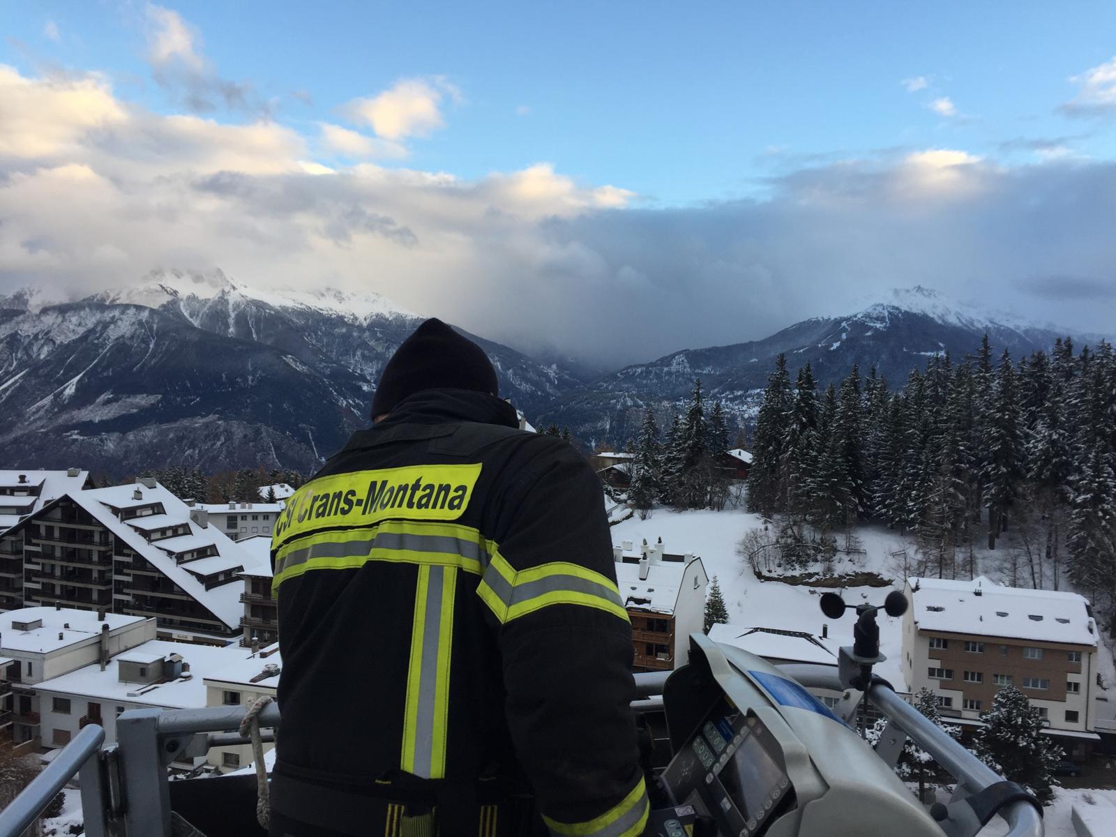 Un român implicat direct în incendiul devastator care a mistuit barul din Crans-Montana a ales să rămână aproape de scena tragediei, chiar în noaptea evenimentului