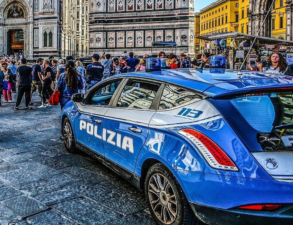 Doi români, de 23 și 32 de ani, au sfârșit în arest în Milano, după ce au comis un jaf și au atacat polițiștii în timpul încercării de a fugi de autorități