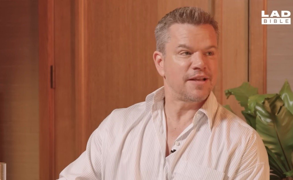 Actorii Matt Damon și Ben Affleck, doi dintre cele mai emblematice vedete de la Hollywood, au făcut recent valuri în spațiul media internațional prin apariția lor în podcastul „Joe Rogan Experience”