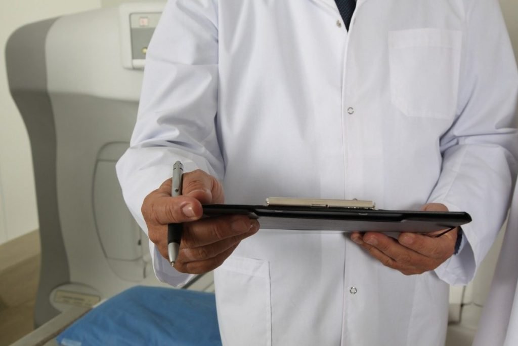 Peste 40 de percheziții, un flagrant efort al autorităților pentru deslușirea unui lanț de acte ilicite în domeniul medical, au avut loc miercuri dimineață în județul Gorj