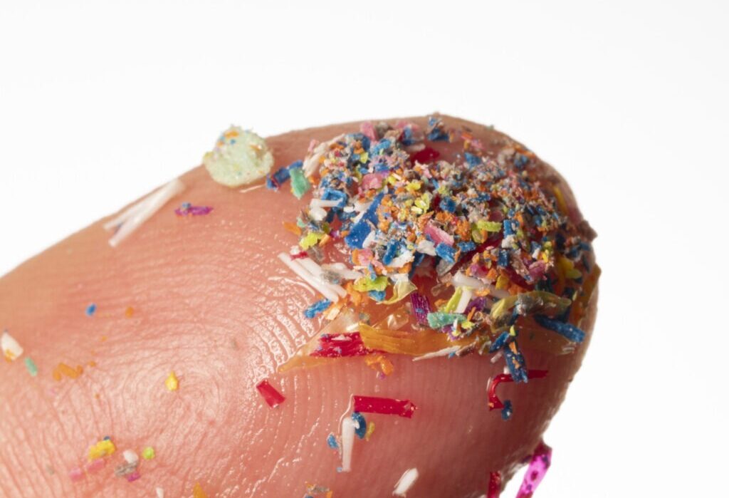 2025, anul microplasticelor: dezvăluiri despre pericolul invizibil pentru sănătatea planetară Anul 2025 a fost, fără îndoială, momentul în care problema microplasticelor a ieșit din umbră și a devenit subiect central pentru comunitatea științifică și pentru dezbaterile globale despre mediul înconjurător