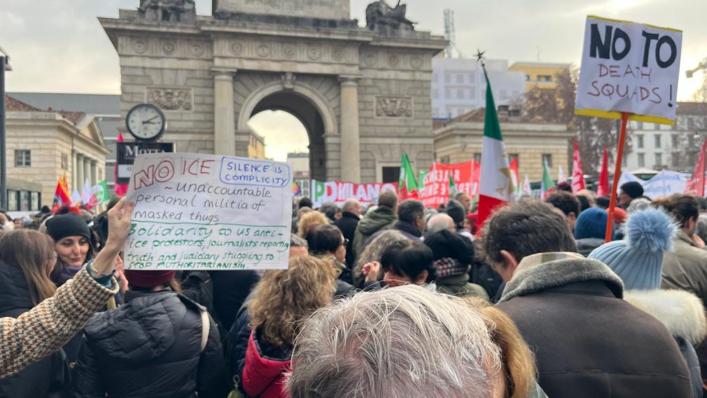 Milano, 27 ianuarie – Sâmbătă, în centrul vibrant al orașului Milano, s-a desfășurat o manifestație spontană care a reunit sute de cetățeni nemulțumiți și altor câteva zeci de activiști, într-un gest de protest față de prezența agenților Serviciului American pentru Imigrație și Vamă (ICE) la Jocurile Olimpice de Iarnă