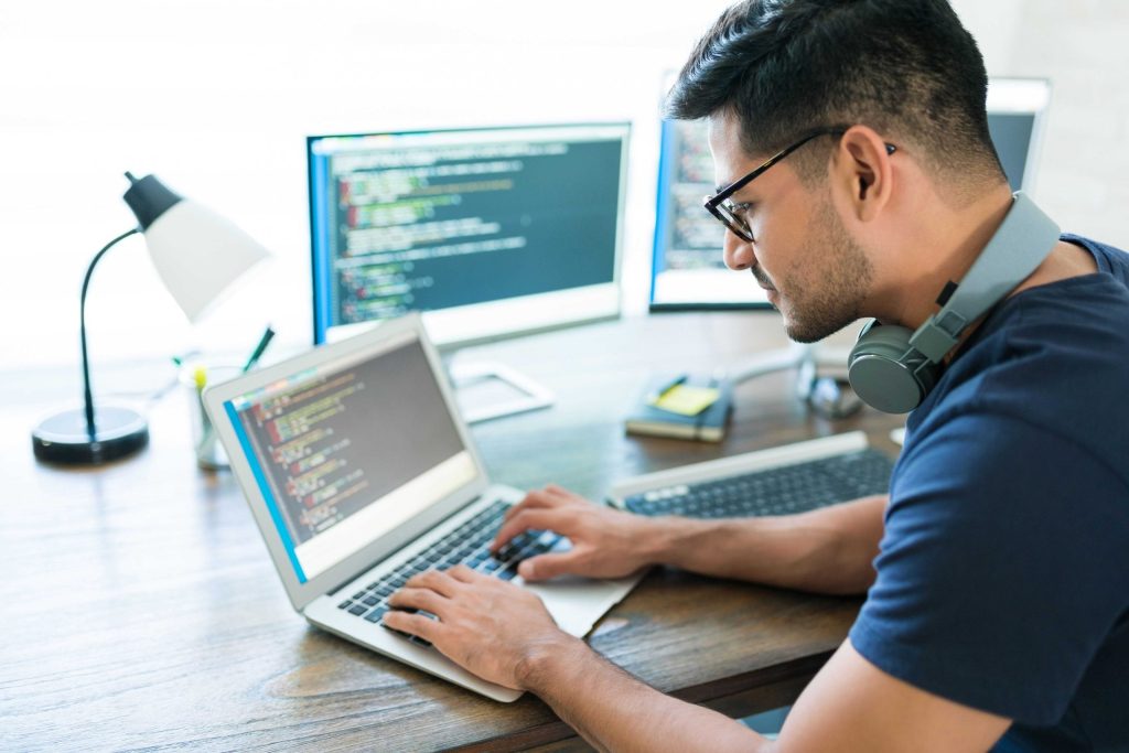 Tinerii antreprenori din tech adoptă o mentalitate radical diferită față de stilul de viață promovat de mitologia Silicon Valley