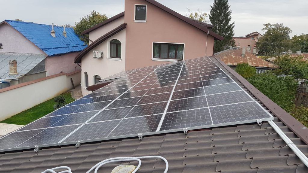Montarea panourilor solare pe acoperiș- o investiție cu potențial, dar și cu capcane Instalația fotovoltaică nu mai este doar un moft pentru români interesați de energie verde, ci o necesitate în contextul creșterii tarifelor la energie și a ambițiilor de autonomie electrică