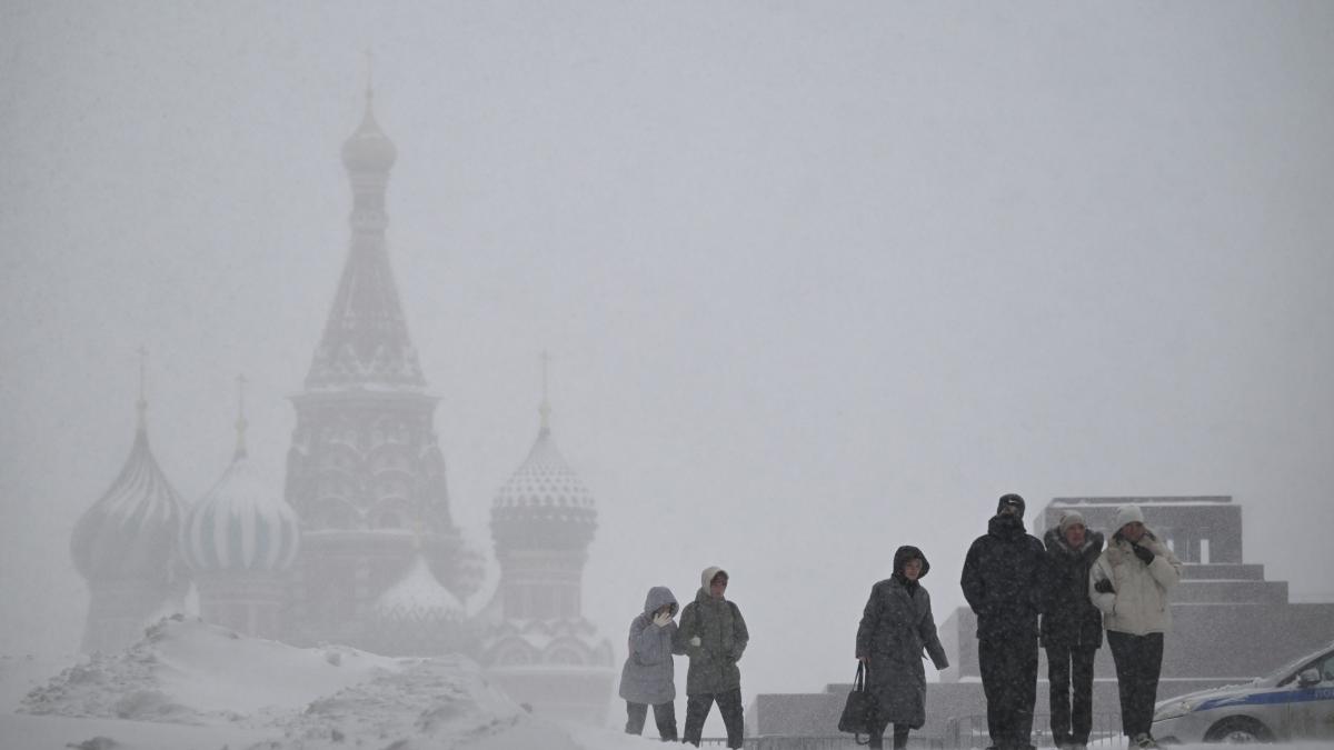 Ninsori record în Moscova: Trafic blocat și transport public perturbat Moscova se confruntă cu o ninsoare istorică, cea mai abundentă din ultimele 146 de ani, care a început în weekendul trecut
