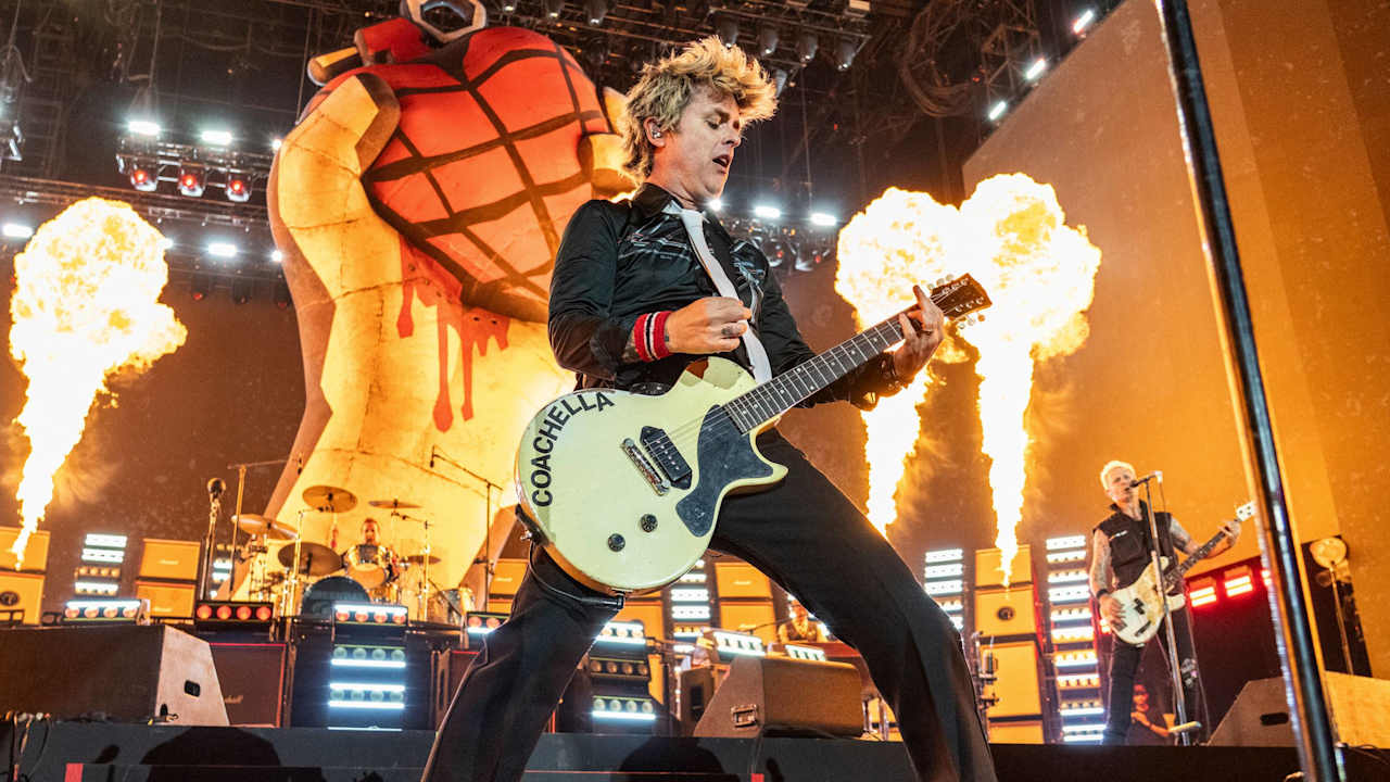 Green Day deschide Super Bowl 60: O celebrare a istoriei NFL Super Bowl 60 va începe pe 8 februarie cu o notă aparte, fiind anunțat că trupa Green Day va oferi un spectacol special dedicat celor șase decenii de istorie a campionatului